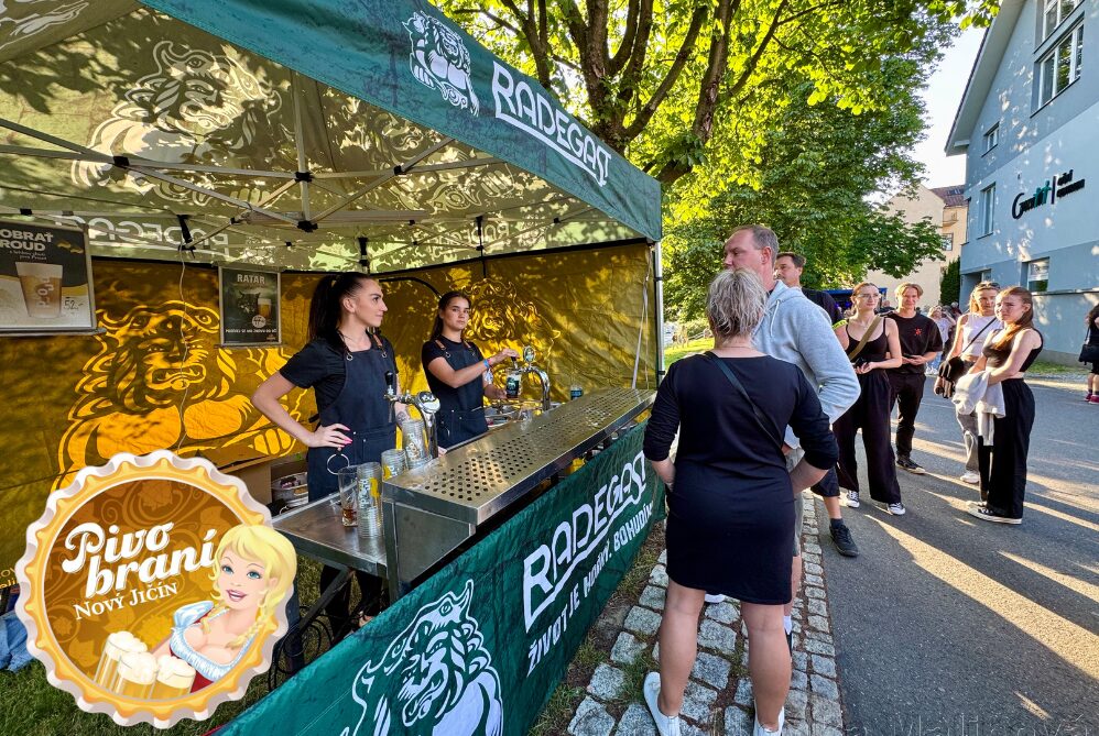 Pivní ulice u Radegastovny (předvečer festivalu)